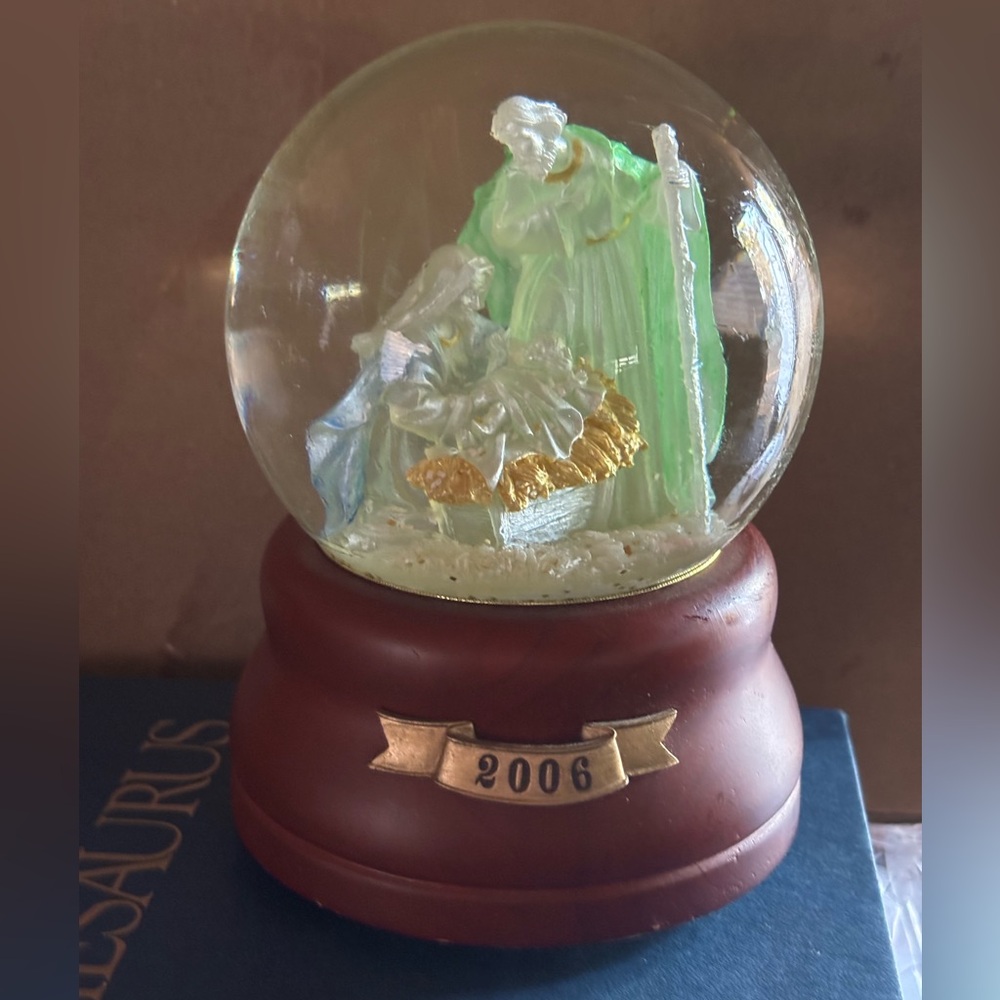 Fontanini Nativity Glitterdome Snow Globe Limited Edition - Picture 2 of 7